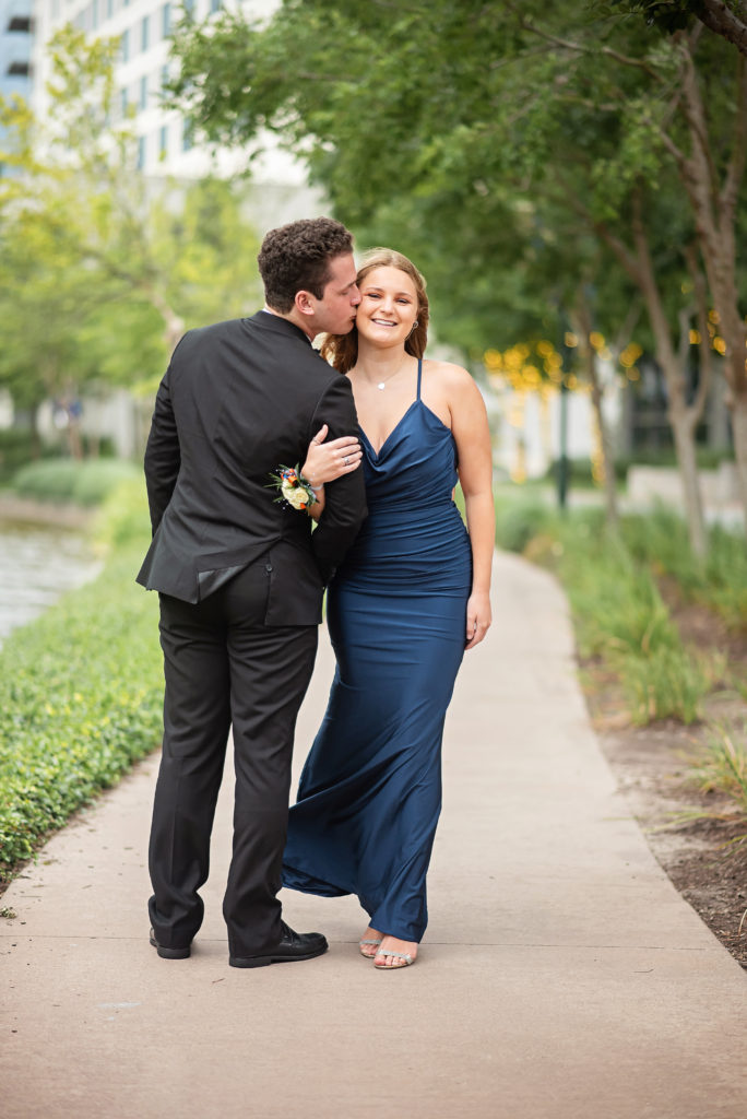 Couples prom photos in The Woodlands